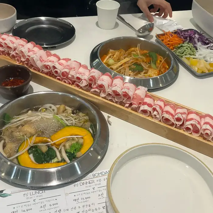 푸짐하게 차려진 샤브샤브 한상 차림