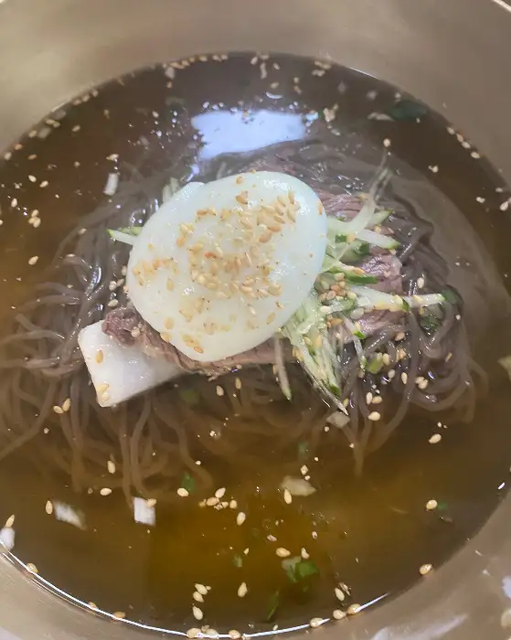 시원한 국물과 쫄깃한 면발의 물냉면
