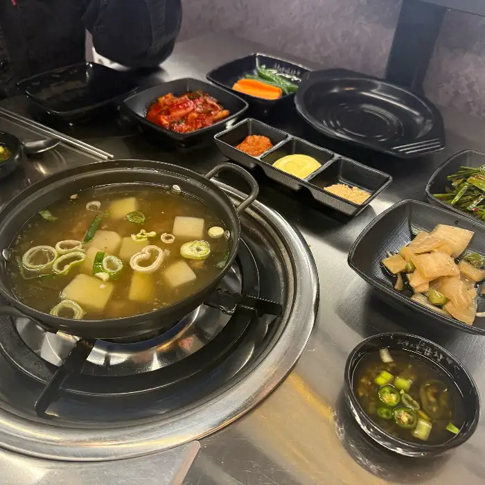 모듬곱창과 곁들임 찬