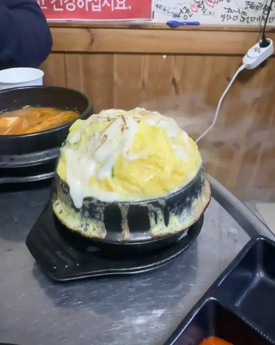 김이 모락모락 나는 먹음직스러운 폭탄 계란찜