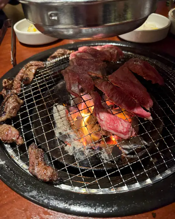 숯불 위에서 익어가는 갈비살