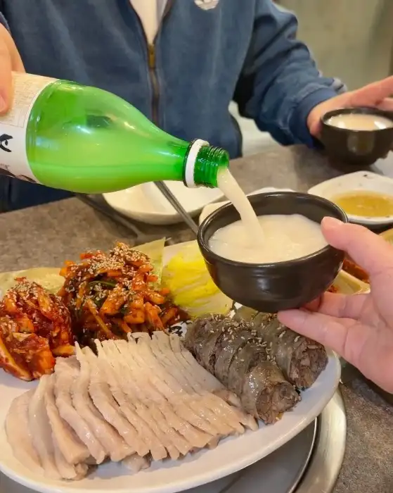 병막걸리를 잔에 따르는 모습