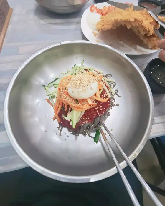 비빔모밀의 전체적인 모습