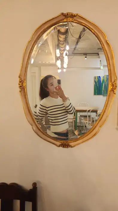 거울 셀카를 찍고 있는 여성