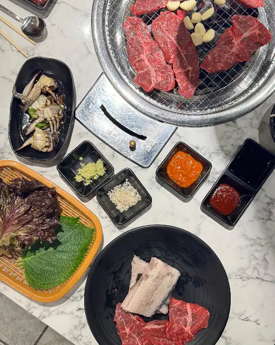 장어와 소고기 굽는 모습