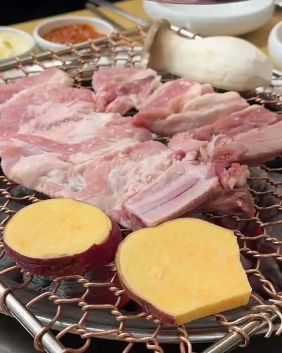 숯불 위에서 익어가는 생갈비와 구운 고구마