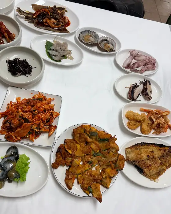 다양한 해산물과 밑반찬이 가득한 월하성어촌계식당 상차림