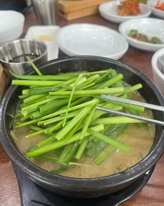 추어탕 위에 신선한 채소가 듬뿍 올려진 모습