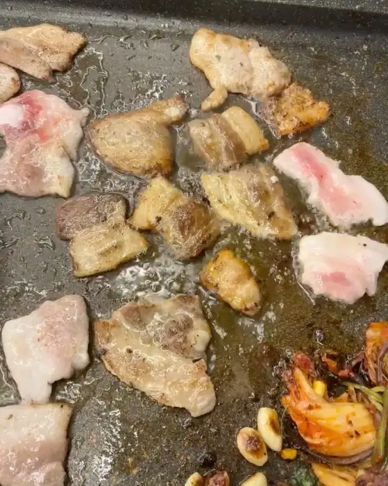다양한 부위의 고기들이 불판 위에서 맛있게 구워지고 있는 모습