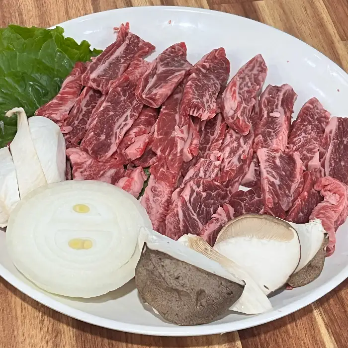 신선한 생고기 한 접시