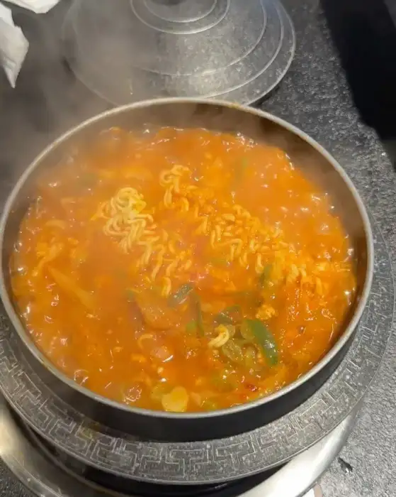 보글보글 끓고 있는 김치찌개