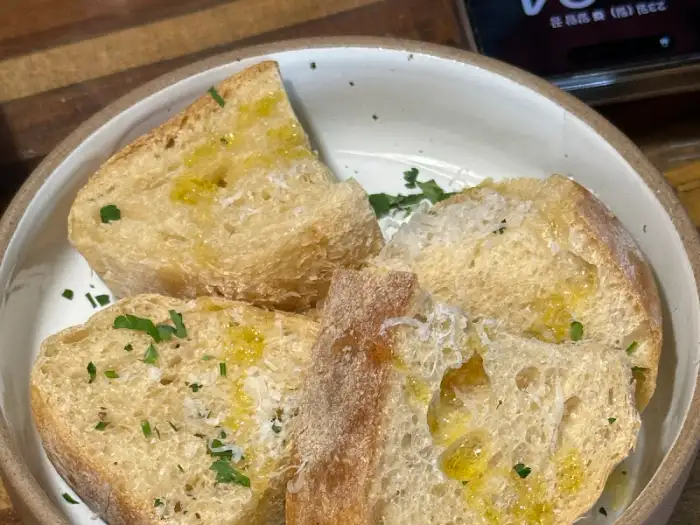 올리브 오일 뿌려진 빵