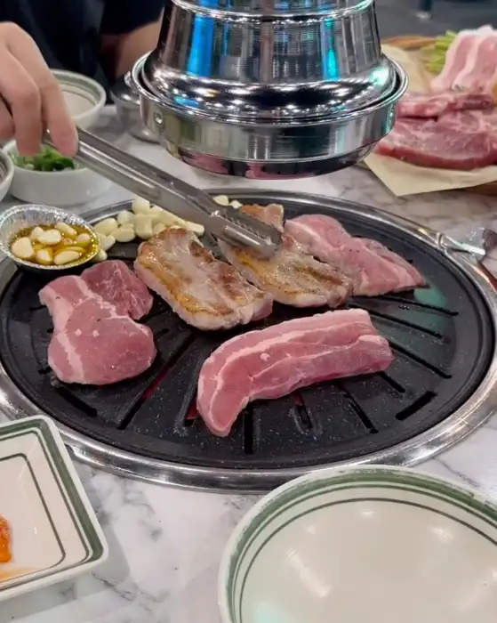 불판 위에서 구워지는 삼겹살