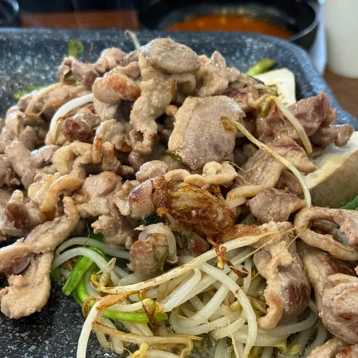잘 익어서 윤기가 흐르는 오리고기