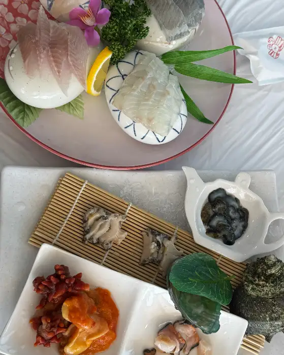 신선한 회와 전복, 조개 등 다양한 해산물 요리