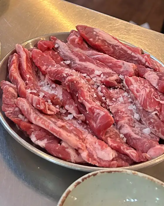 푸짐하게 담긴 김치말이국수