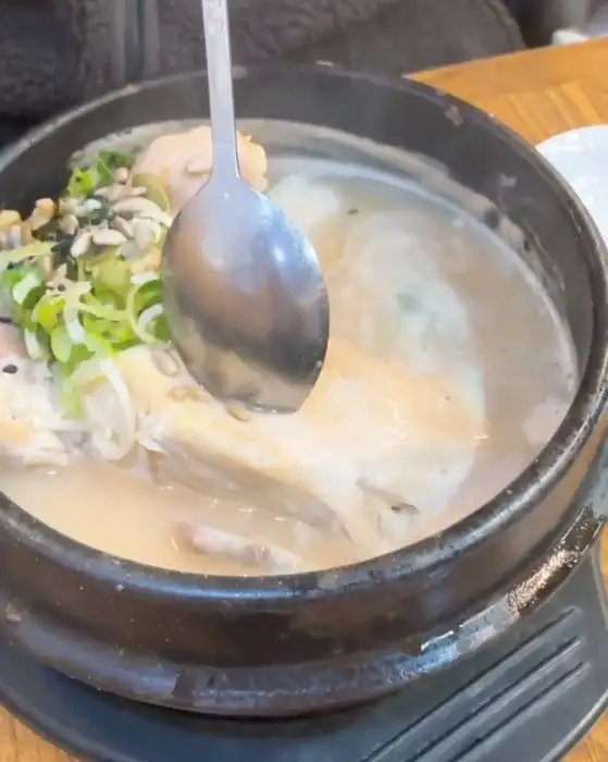 국물에 숟가락을 넣는 모습
