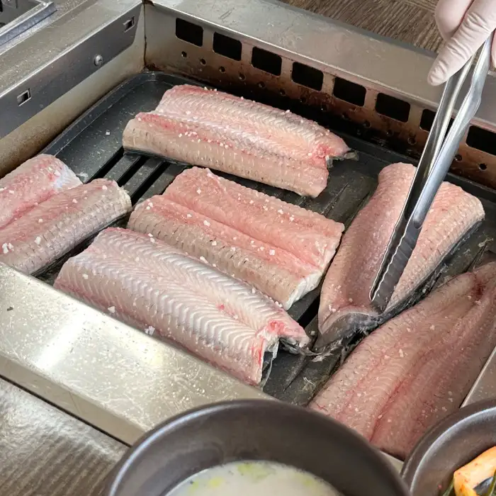 불판 위에 올라가 구워지고 있는 신선한 민물장어