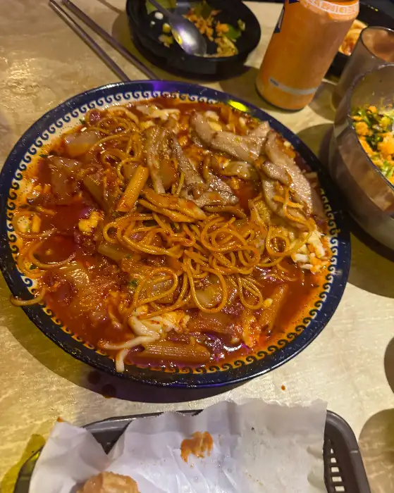 다양한 재료가 섞인 볶음 요리