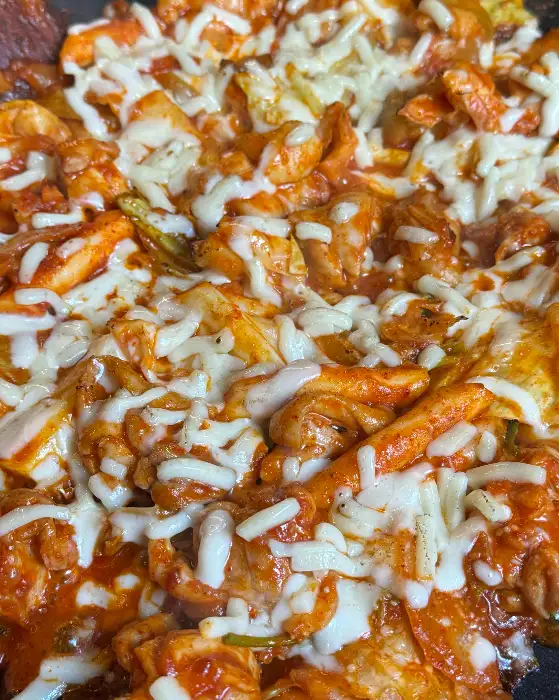 닭갈비 위에 녹아내리는 치즈