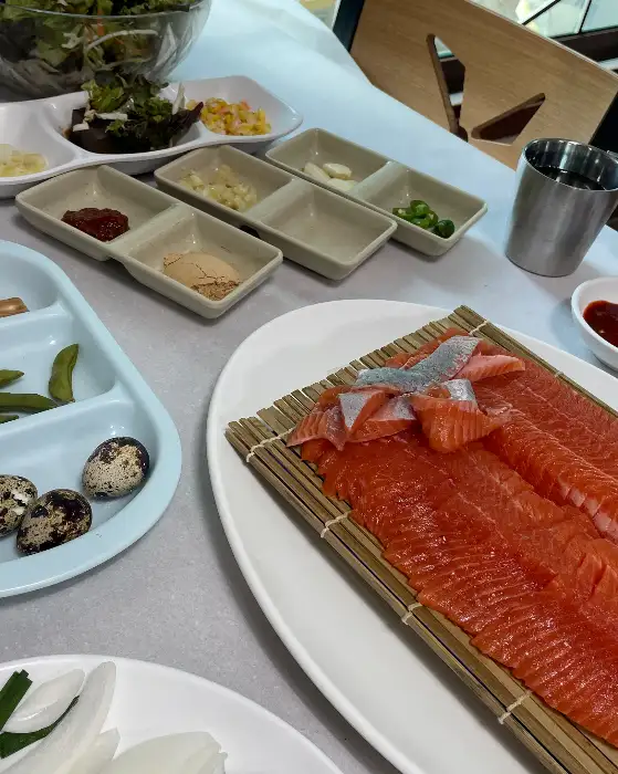다양한 곁들임 찬과 소스가 담긴 식기
