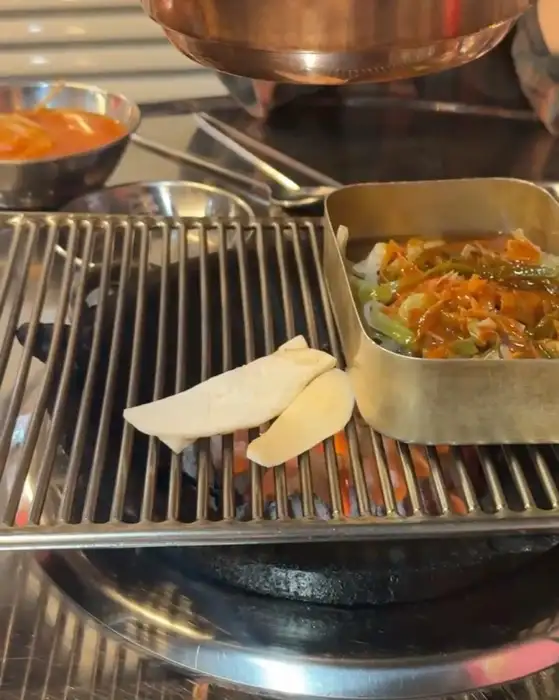 숯불 위에서 익어가는 부위별 돼지고기