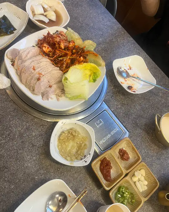 푸짐하게 차려진 보쌈 한 상 차림