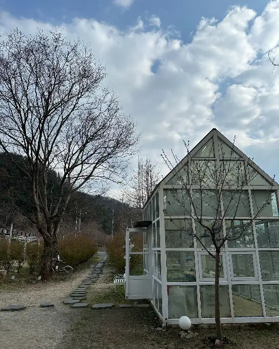 유리 온실과 정원길, 나무