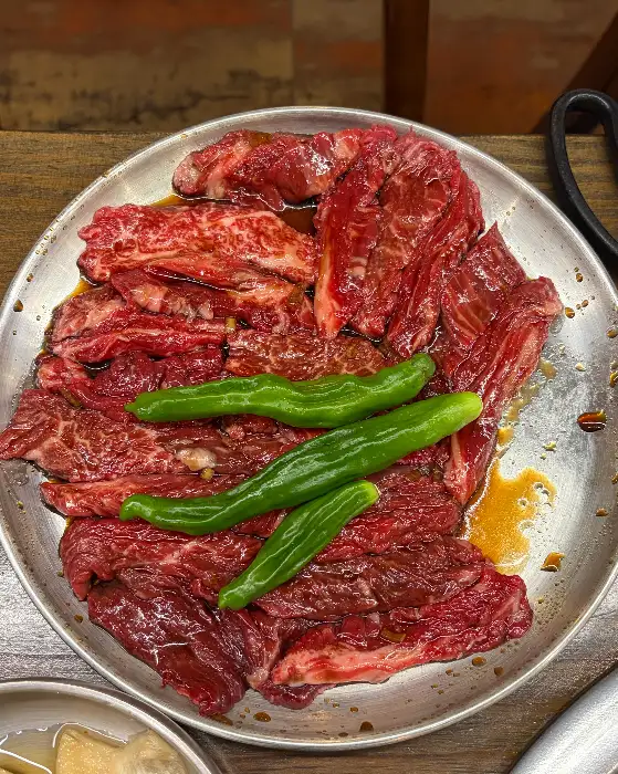 먹음직스럽게 구워진 소갈비살
