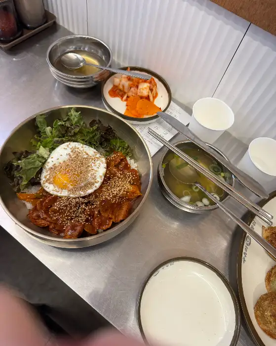 수유리우동집 외대점의 제육덮밥. 푸짐한 양과 먹음직스러운 비주얼이 돋보입니다.