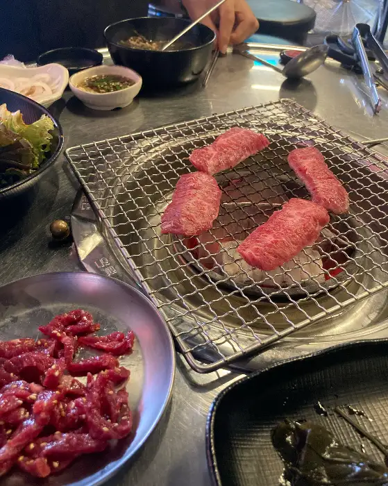 숯불 위에서 맛있게 익어가는 생갈비