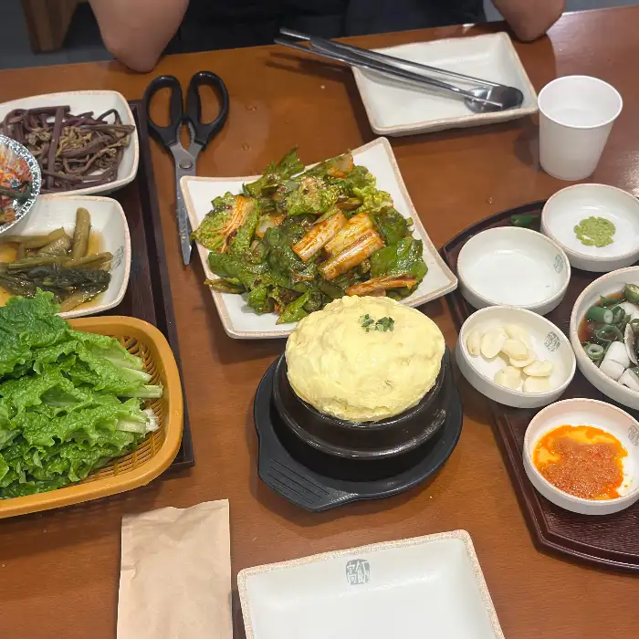 테이블 위에 놓인 먹음직스러운 계란찜과 반찬들