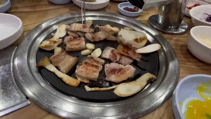 숯불 위에서 맛있게 구워지고 있는 삼겹살