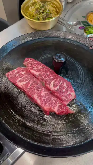 두툼한 쇠고기 스테이크처럼 보이는 목살 구이