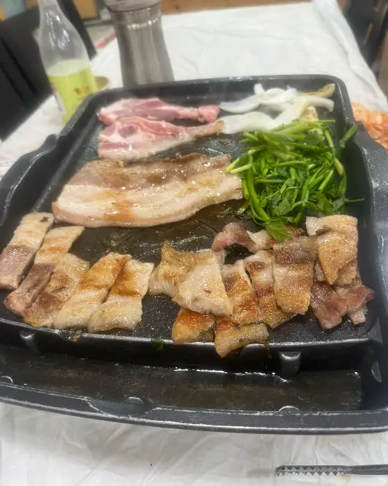 불판 위에서 구워지고 있는 삼겹살