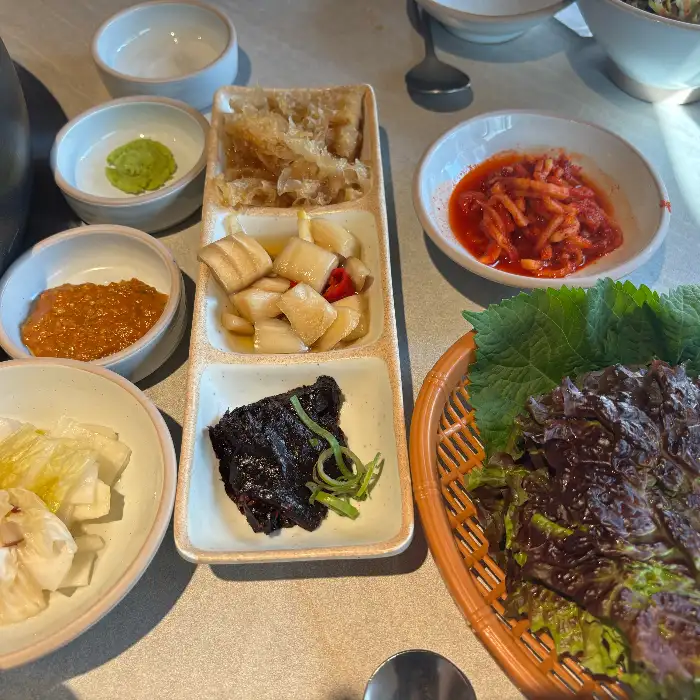 정갈하게 담겨 나온 도야집의 다양한 밑반찬들