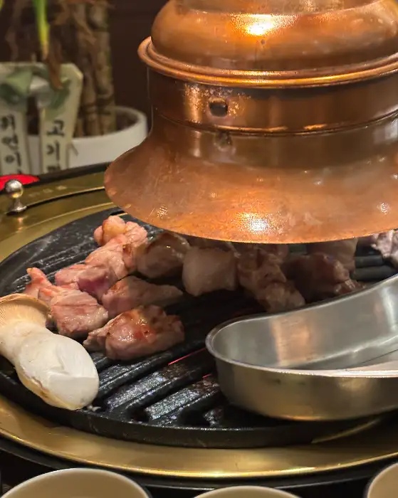 숯불 위에서 맛있게 익어가는 고기