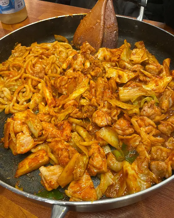 닭갈비와 우동 사리