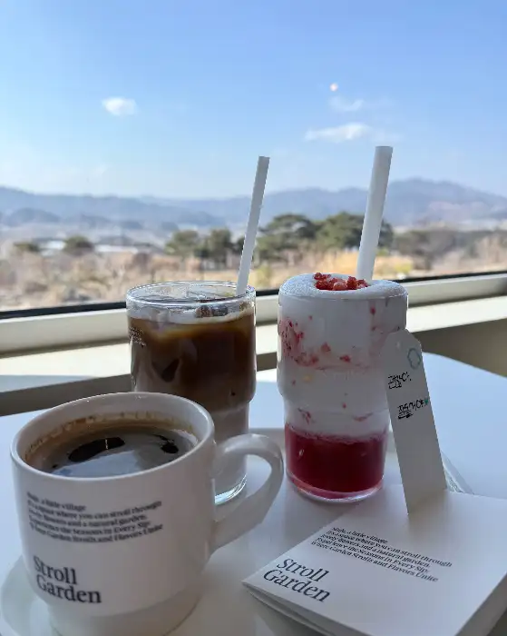 아이스 아메리카노와 딸기 음료, 그리고 커피잔