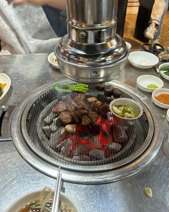 새콤달콤한 소스에 찍어 먹는 갈매기살