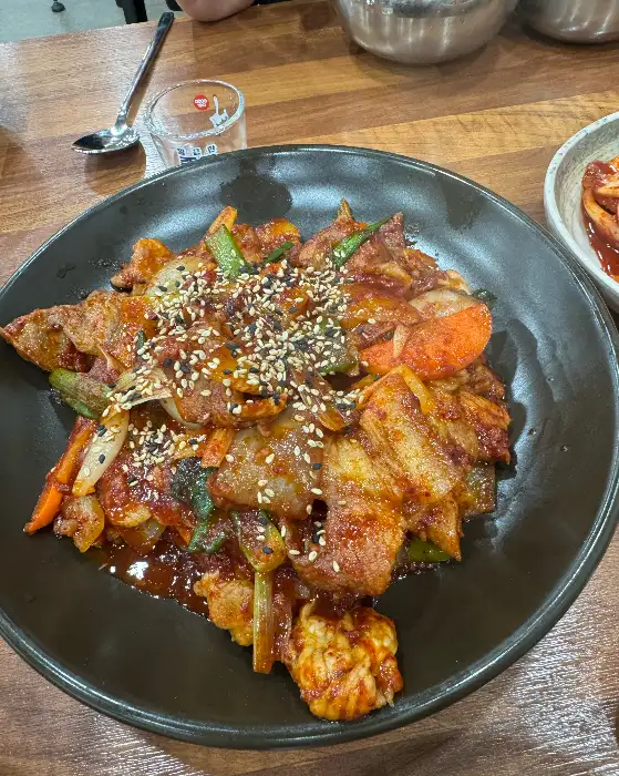 매콤달콤한 양념이 버무려진 두루치기