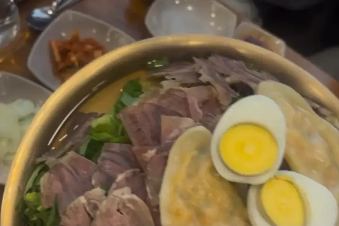 푸짐한 평양냉면 한 그릇과 사이드 메뉴
