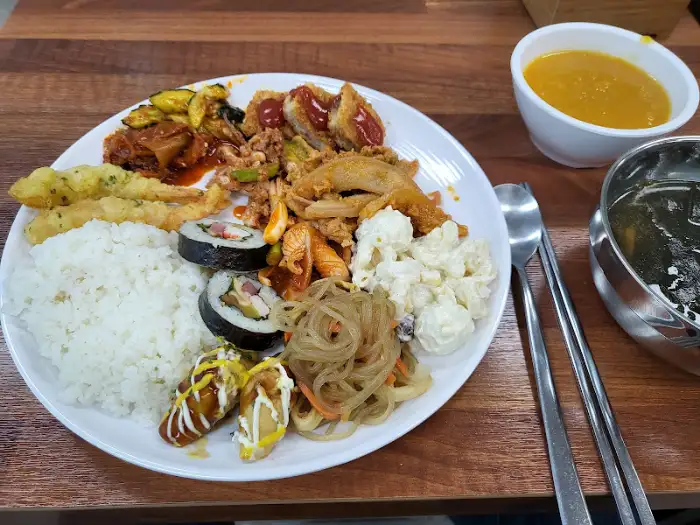 푸짐하게 담긴 식사 접시