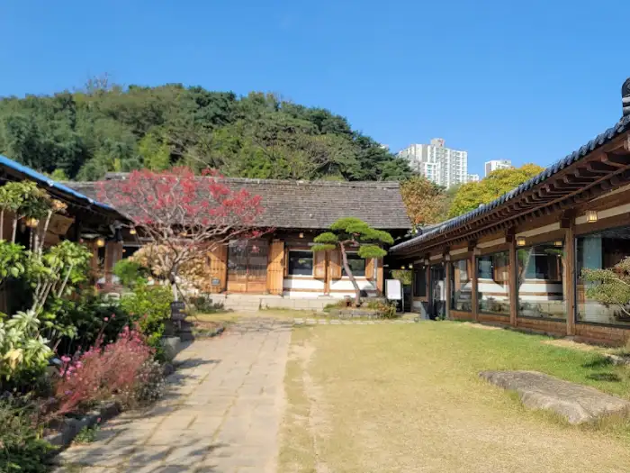 한옥 건물의 정원과 산책로