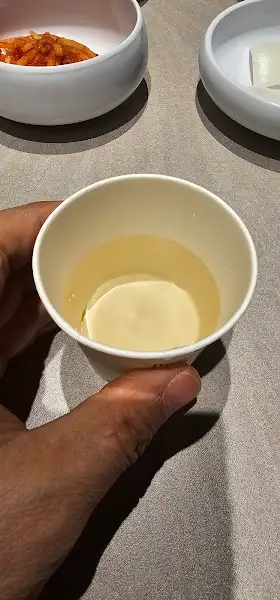 따뜻한 차를 담은 컵