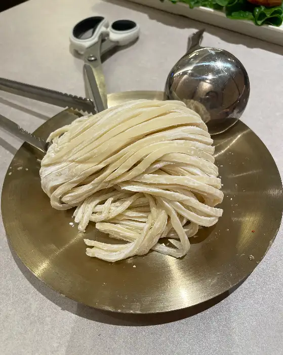 갓 뽑아낸 칼국수 면발
