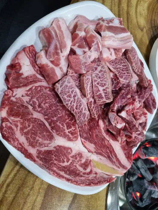 신선한 소고기와 돼지고기가 함께 담긴 접시