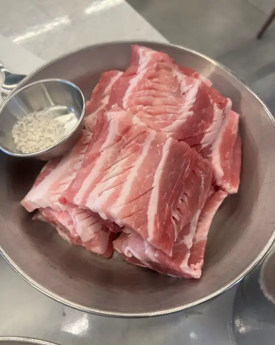 큼직하게 썰린 신선한 생고기 덩어리가 스테인리스 볼에 담겨 있다.