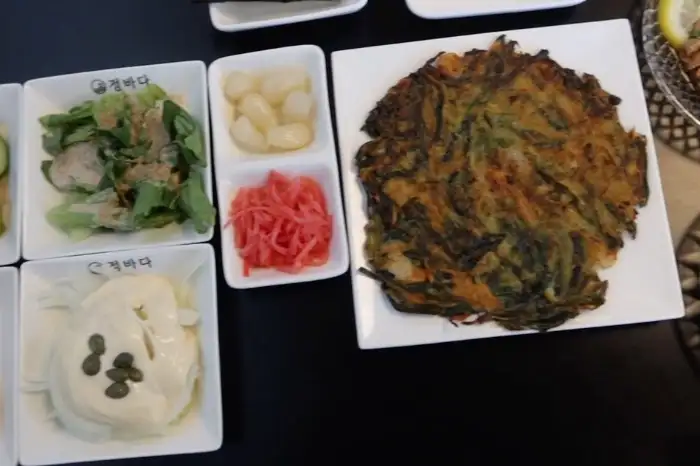 밑반찬과 부추전