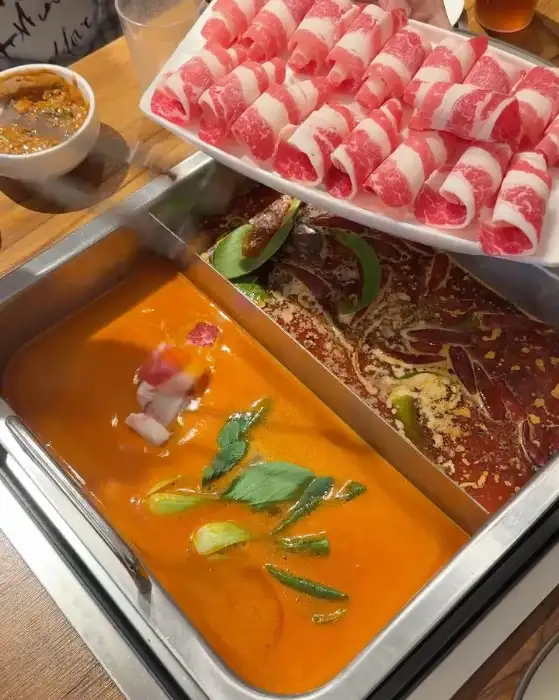 훠궈 냄비와 신선한 재료들